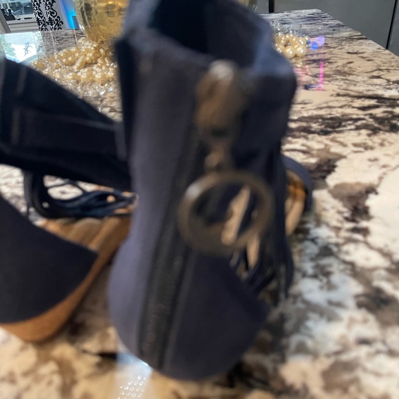 KOOLABURRA BY UGG SUEDE ANKLE STRAP TASSEL WEDGE SANDALS - Picture 3 of 4